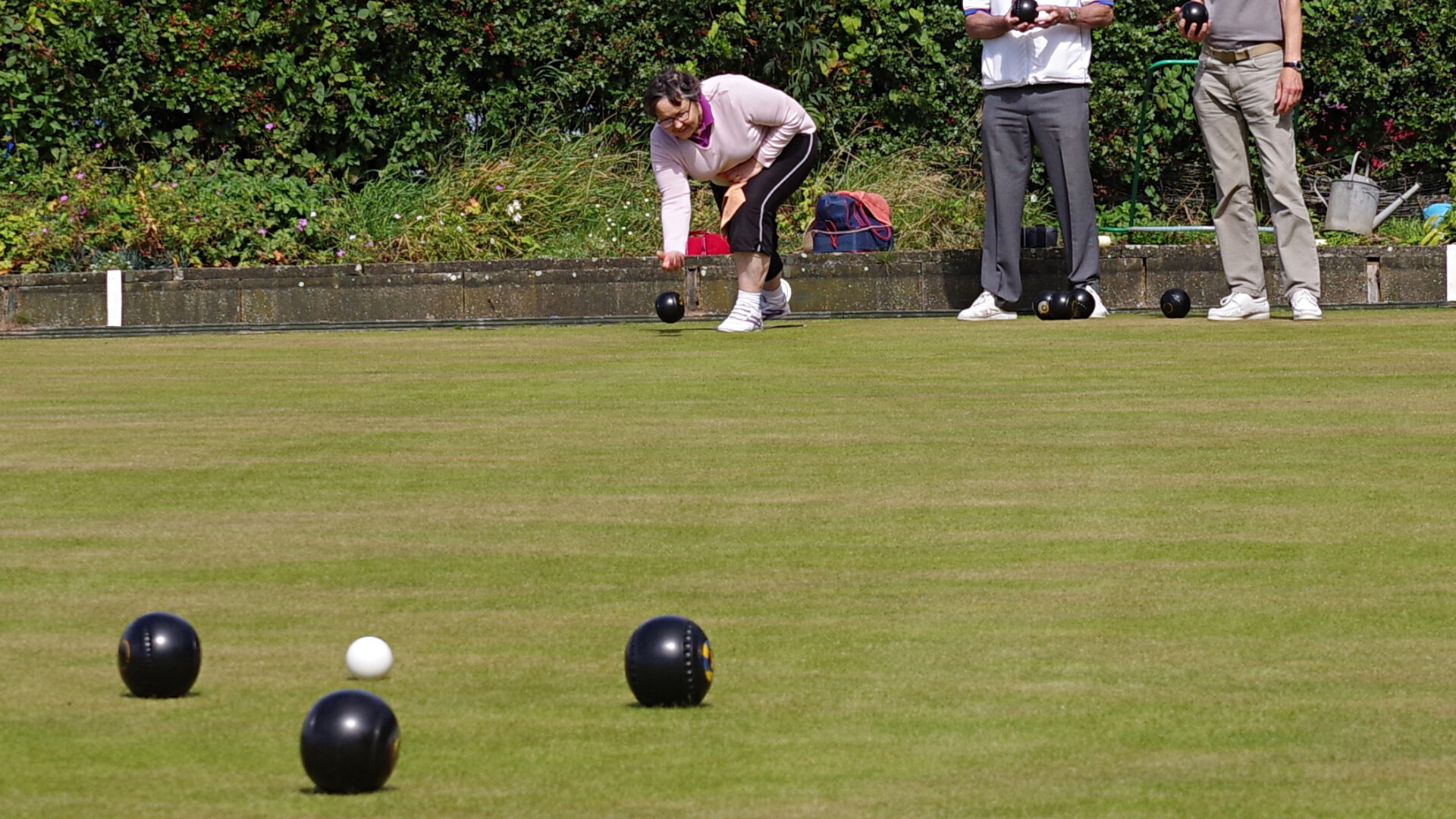 Lady bowler releasing a wood
